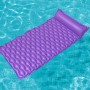 Lila Bestway Luftmatratze Float'n Roll (213x86cm) im Wasser. Ideal zum Entspannen und Sonnenbaden.