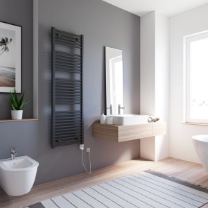 Schulte Design-Heizkörper München, elektrisch, mattschwarz, im modernen Bad. Ideal als Handtuchtrockner.