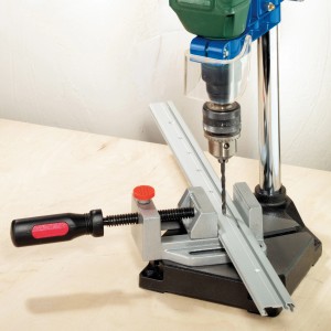 LUX Bohrständer DL 110 in Aktion: Bohren eines Werkstücks mit Bohrmaschine.