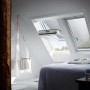 Velux Markise H-Krallen MHL MK12, 5060 Uni Schwarz am Dachfenster im Raum.
