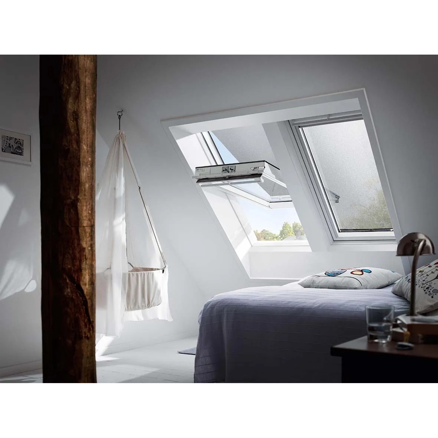 Velux Markise H-Krallen MHL MK12, 5060 Uni Schwarz am Dachfenster im Raum.