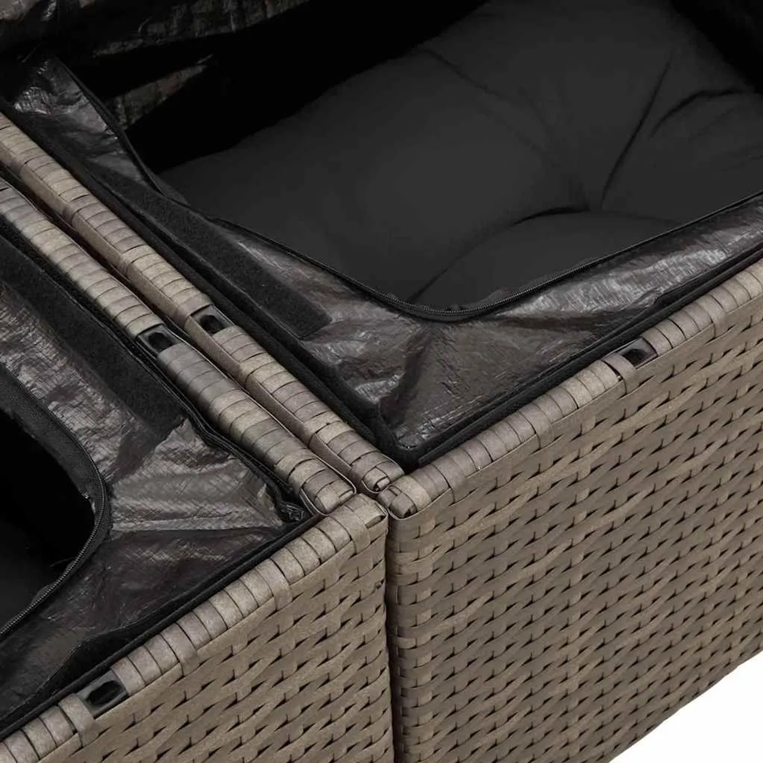 Nahaufnahme eines grauen Poly-Rattan Gartensofa-Sets mit wasserdichtem Speicherbeutel und schwarzem Kissen.