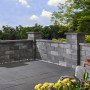 Kann Lindeza Mauer mit Abdeckplatten in Vulkananthrazit. Moderne Gartengestaltung mit Mauersteinen.