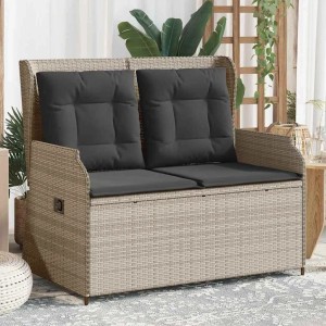 Verstellbare Gartenbank aus Rattan, hellgrau mit grauen Kissen.
