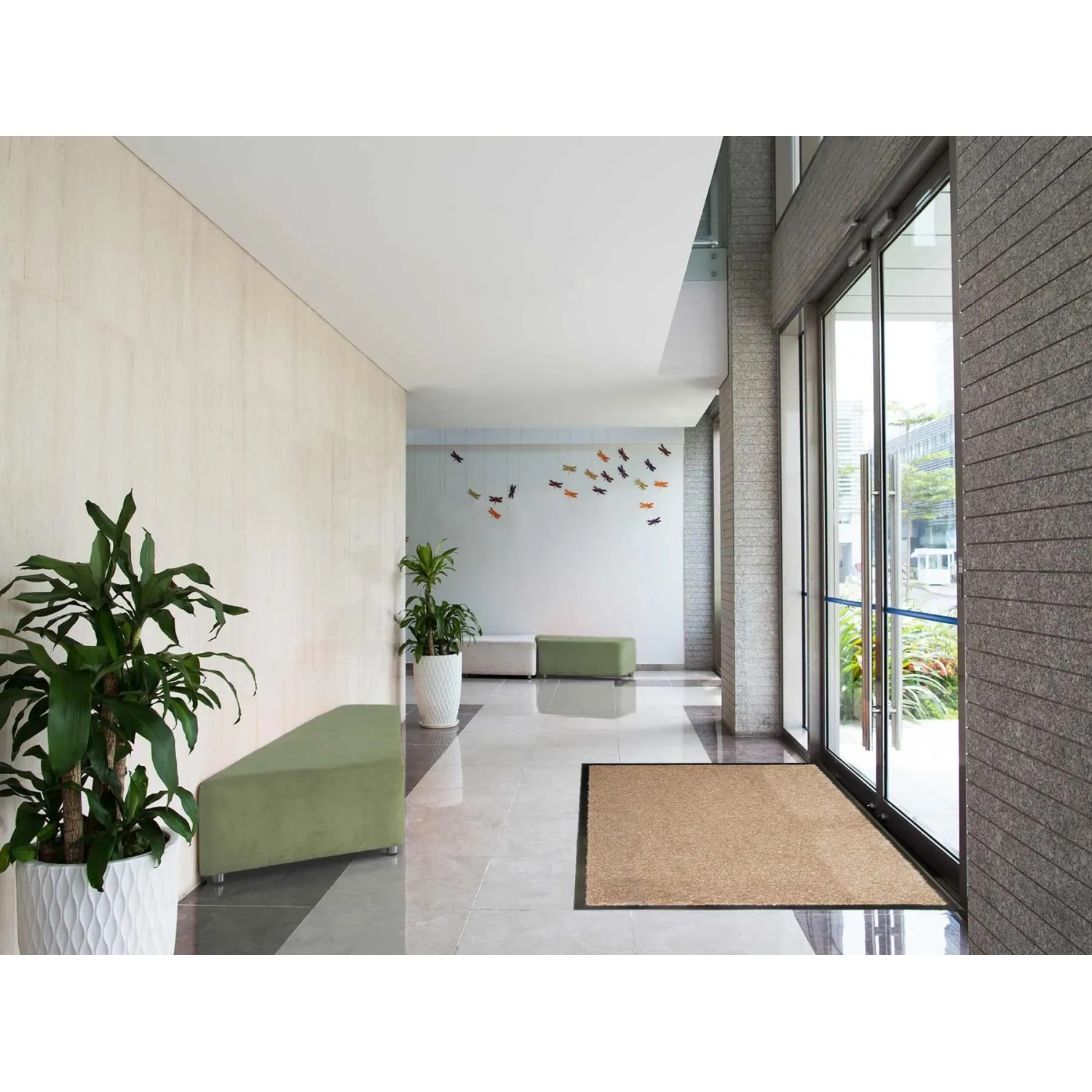 Primaflor Schmutzfangmatte Clean Creme 60x90cm im Eingangsbereich eines Büros.