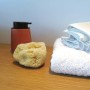 MSV Seifenspender Maonie Terrakotta aus Keramik mit Schwamm und Handtüchern.