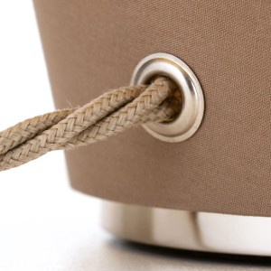 Detailaufnahme: Braune Orion Tischleuchte Twins Medium mit Textilkabel und Metalleinfassung.