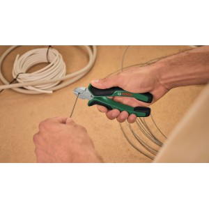 Bosch Diagonal-Seitenschneider 160 mm im Einsatz beim Draht schneiden.