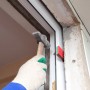 Anwendung von Bauheld Unterlegplatten (80er Set) aus Kunststoff (60x40 mm) zum Ausrichten eines Fensters.