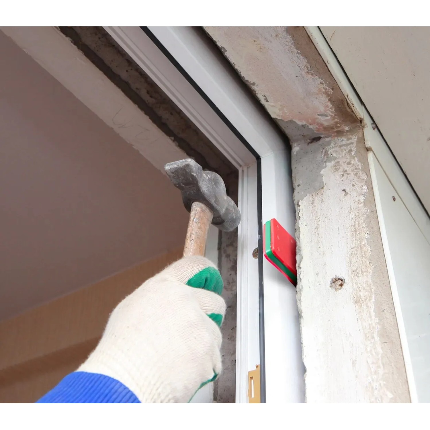 Anwendung von Bauheld Unterlegplatten (80er Set) aus Kunststoff (60x40 mm) zum Ausrichten eines Fensters.