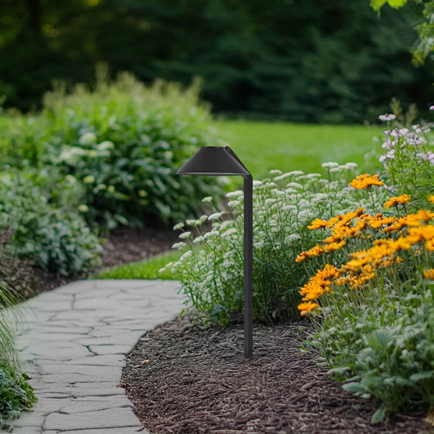 Moderne Lindby LED Außenleuchte Capelo, schwarz, aus Aluminium, im Garten.