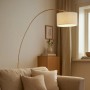 Beige Bogenlampe Vinossa mit Teddy-Schirm, moderne Innenleuchte für Wohnzimmer.