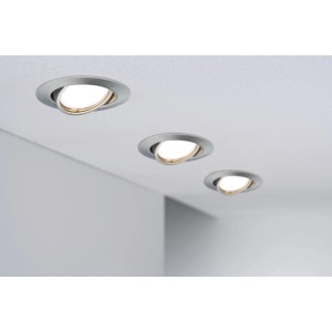 Drei schwenkbare Paulmann LED Einbaustrahler Base Coin (je 5W) in Decke montiert.