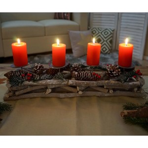 Länglicher Adventskranz aus Holz mit vier roten Kerzen und weihnachtlicher Deko.