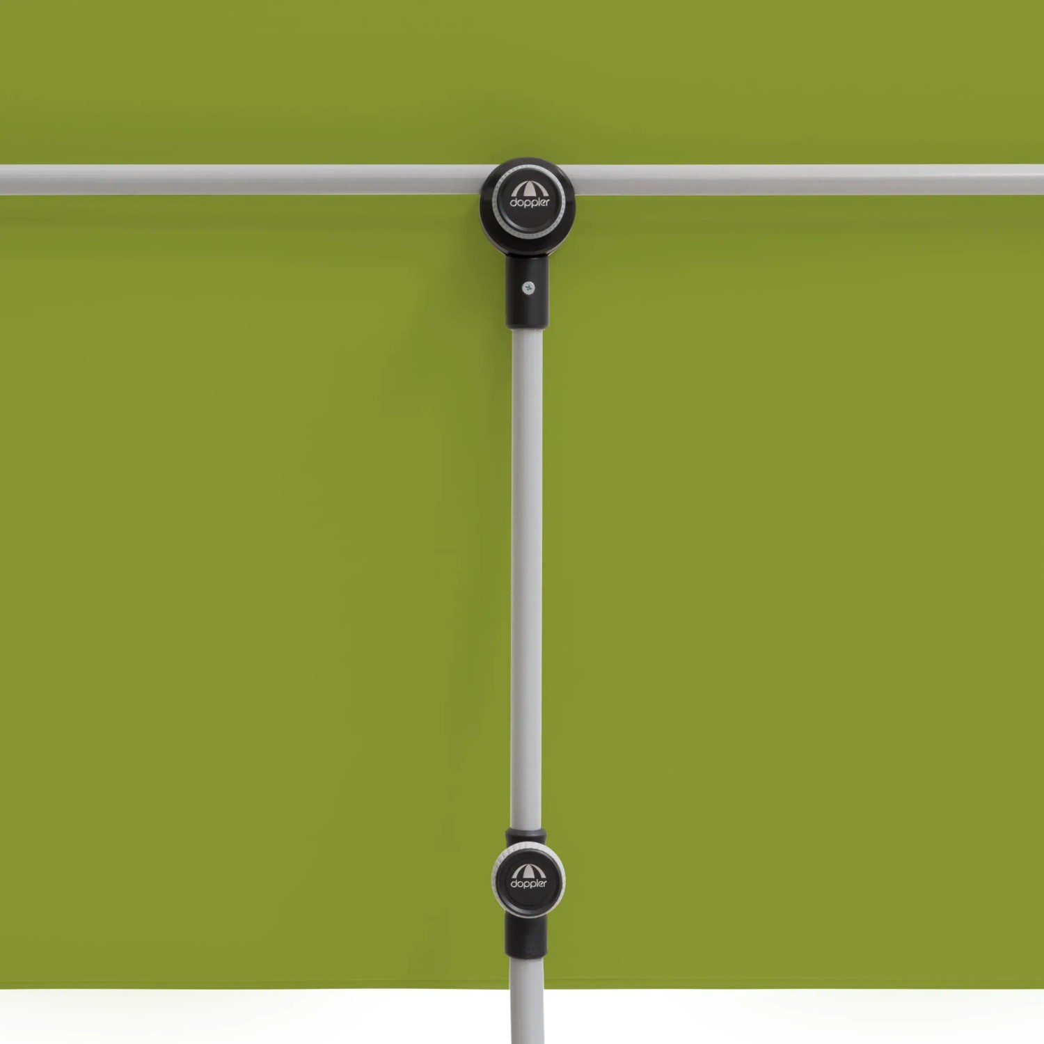 Detailaufnahme: Grüner Doppler Balkonschirm, 127x177 cm, mit Handöffner und Aluminiumgestell.