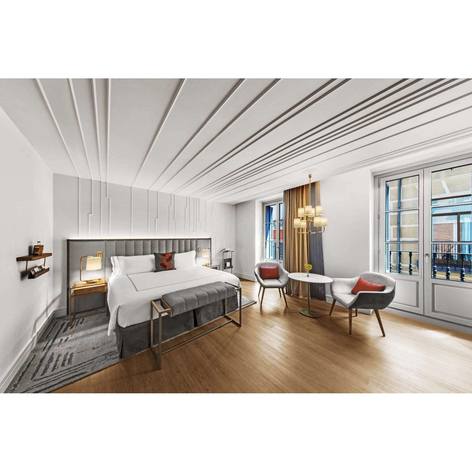 Schlafzimmer mit NOEL & MARQUET NMC SP3 Wandleisten an der Decke.