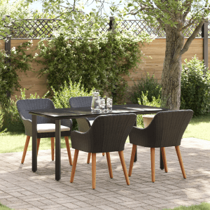 Schwarzes 5-teiliges Garten Esstischset aus Polyrattan mit Tisch und vier Stühlen.