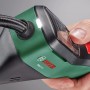 Bosch EasyPump Akku-Druckluftpumpe in Hand, mit LED-Licht und Schlauch. Kompressor für Reifen und Bälle.