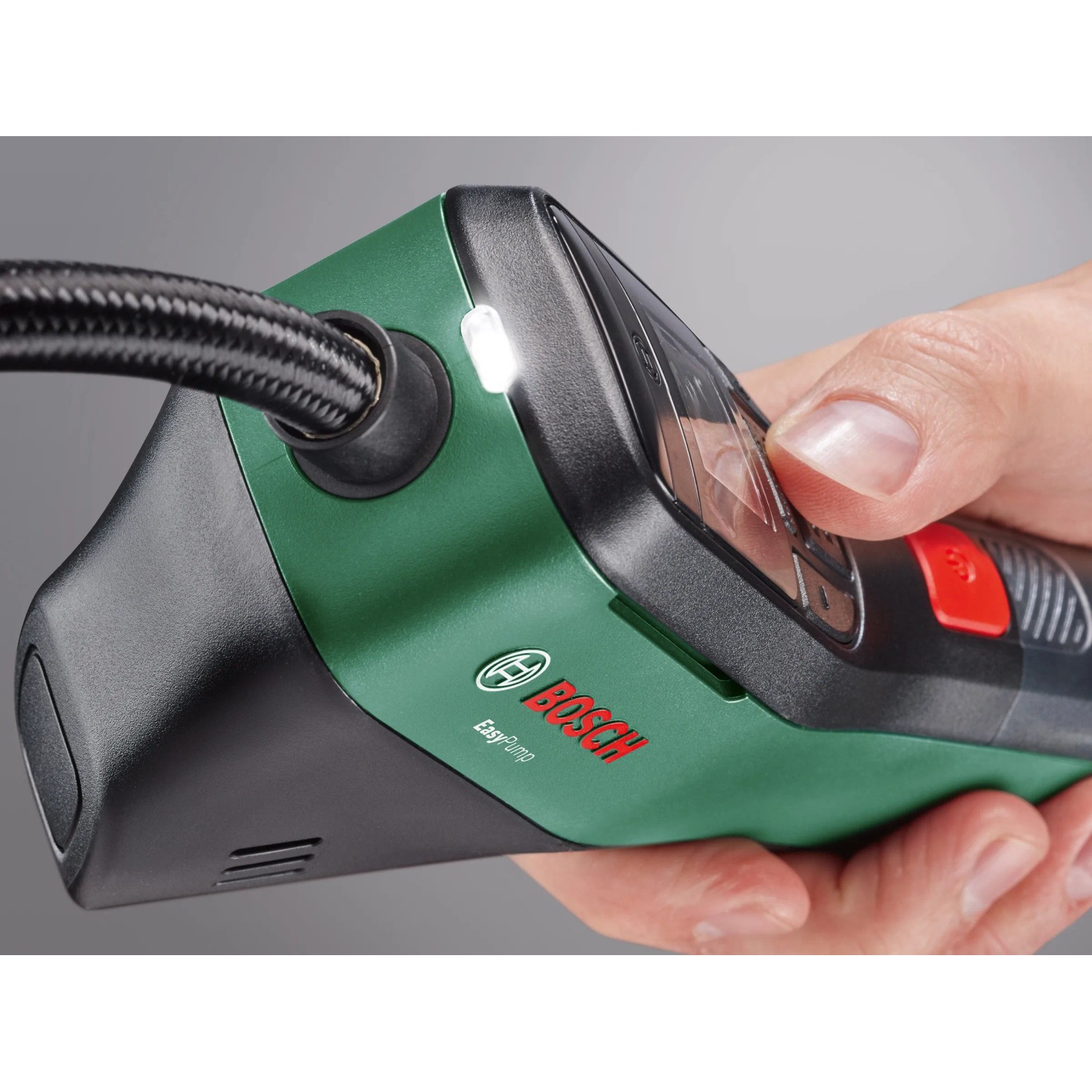 Bosch EasyPump Akku-Druckluftpumpe in Hand, mit LED-Licht und Schlauch. Kompressor für Reifen und Bälle.