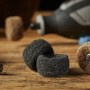 Dremel Feinschleifscheiben-Set SC511DM mit Schleifscheiben in Braun und Schwarz auf Holzgrund.