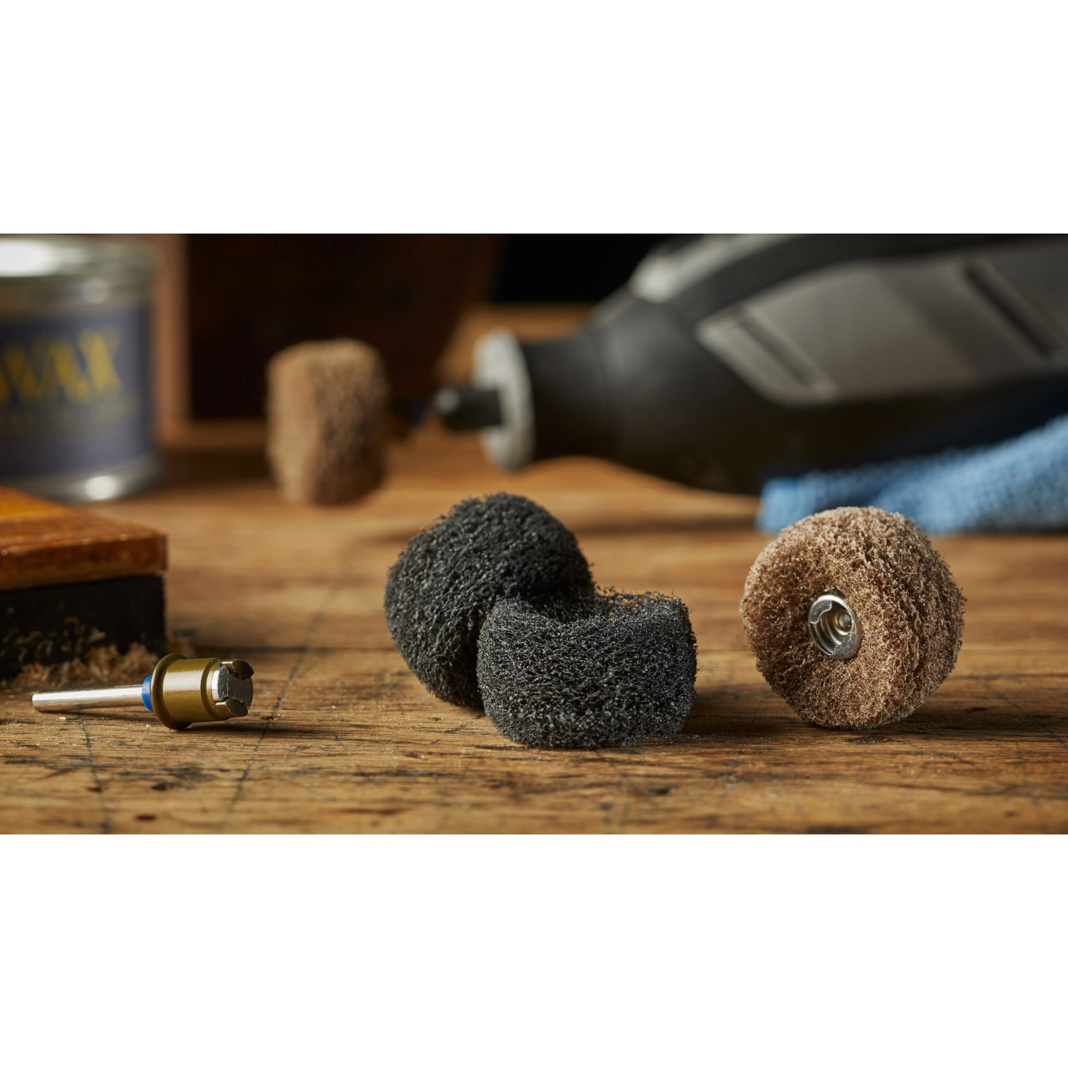 Dremel Feinschleifscheiben-Set SC511DM mit Schleifscheiben in Braun und Schwarz auf Holzgrund.