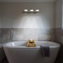 Ledvance Sun@Home Smart+ Badleuchte, silber, Ø 30cm, über Badewanne montiert.