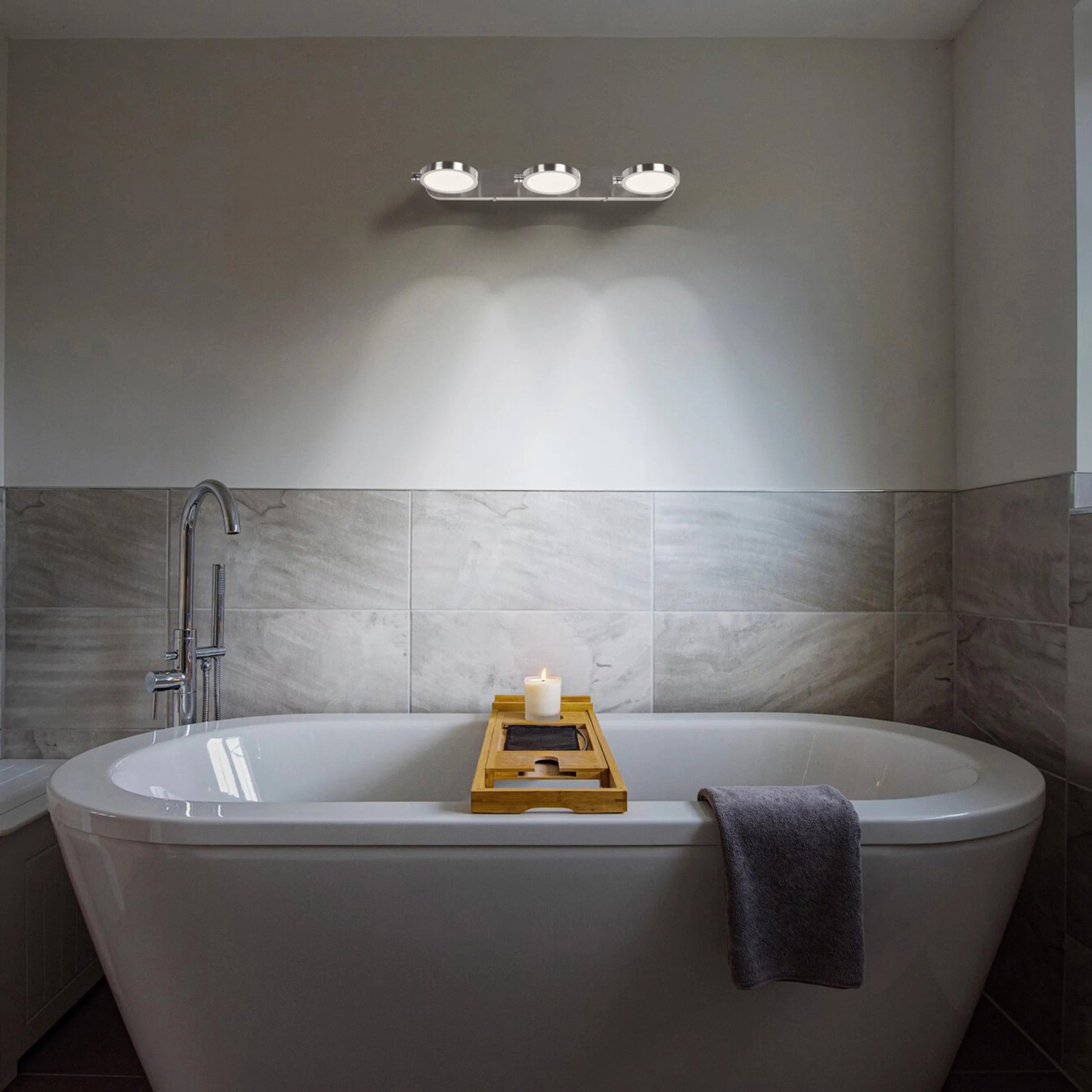 Ledvance Sun@Home Smart+ Badleuchte, silber, Ø 30cm, über Badewanne montiert.