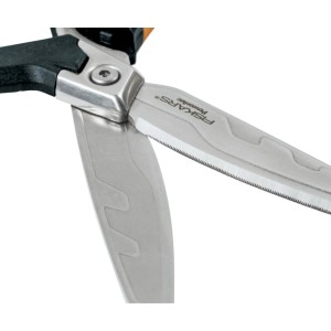 Detailaufnahme: Fiskars PowerArc Hochleistungsschere 25 cm mit gezackter Klinge.