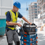 Bosch Professional Werkzeugtasche GWT 20 auf L-Boxx mit Handwerker in Arbeitskleidung.