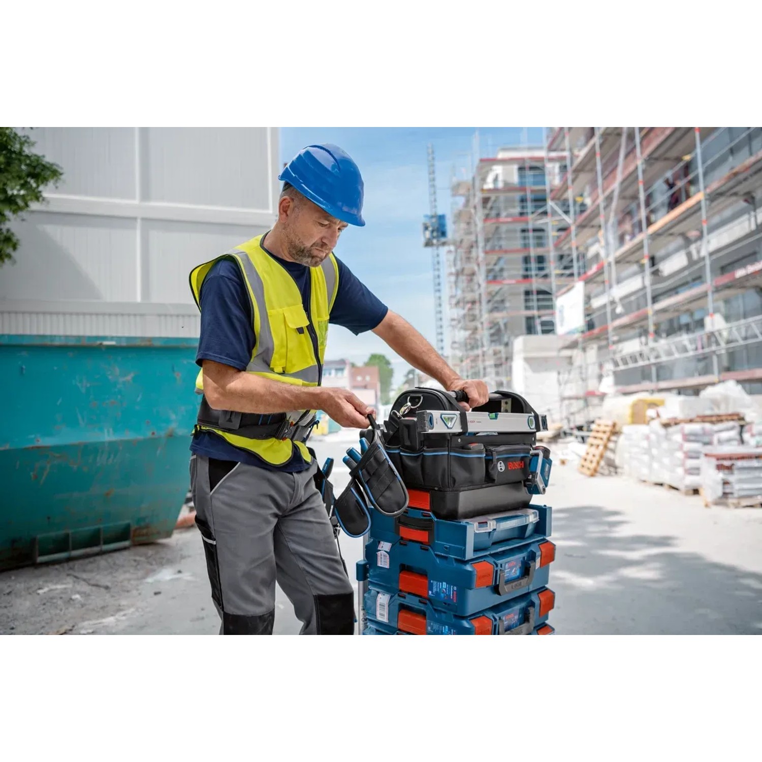 Bosch Professional Werkzeugtasche GWT 20 auf L-Boxx mit Handwerker in Arbeitskleidung.