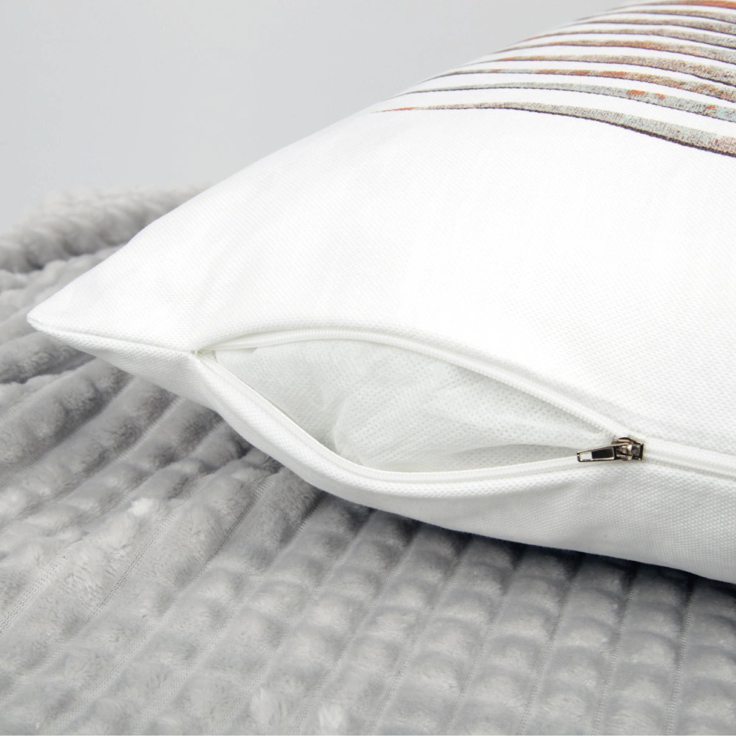 Bestlivings Kissenhülle 45x45 cm mit Palmen Print in Ziegel, Detailansicht Reißverschluss.