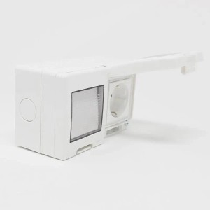Lichtgraue TEM Aufputz Kombi Steckdose mit Schalter aus Kunststoff, IP55, transparenter Federdeckel geöffnet.