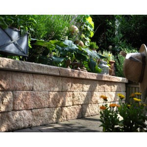 Bruchsteinmauer Halbelement in Sandsteinfarben, Teil einer Gartenmauer mit Pflanzen.