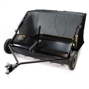 Schwarze Rasenkehrmaschine mit 96 cm Kehrbreite, Gummireifen und 340L Laubsammler für Aufsitzmäher.