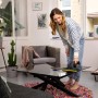 Frau reinigt Glastisch mit Kärcher Akku-Fensterreiniger WV 1 Black Edition.