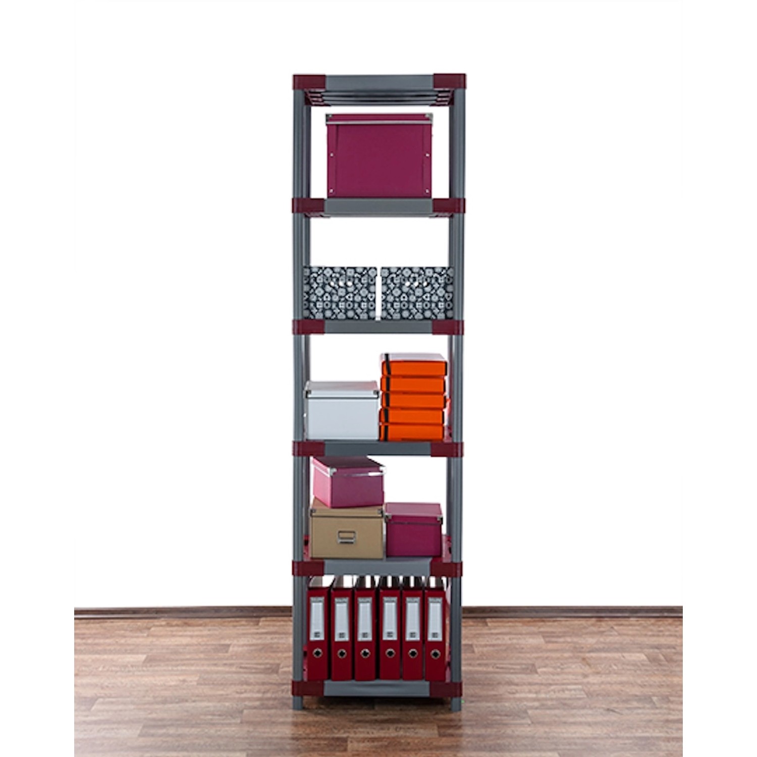 Graues Kunststoffregal Grey Bear Extra-Tall mit sechs Fächern, beladen mit Boxen und Ordnern.