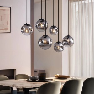 Art Deco Hängelampe Douglass, 6-flammig, schwarz mit Rauchglas über Esstisch.