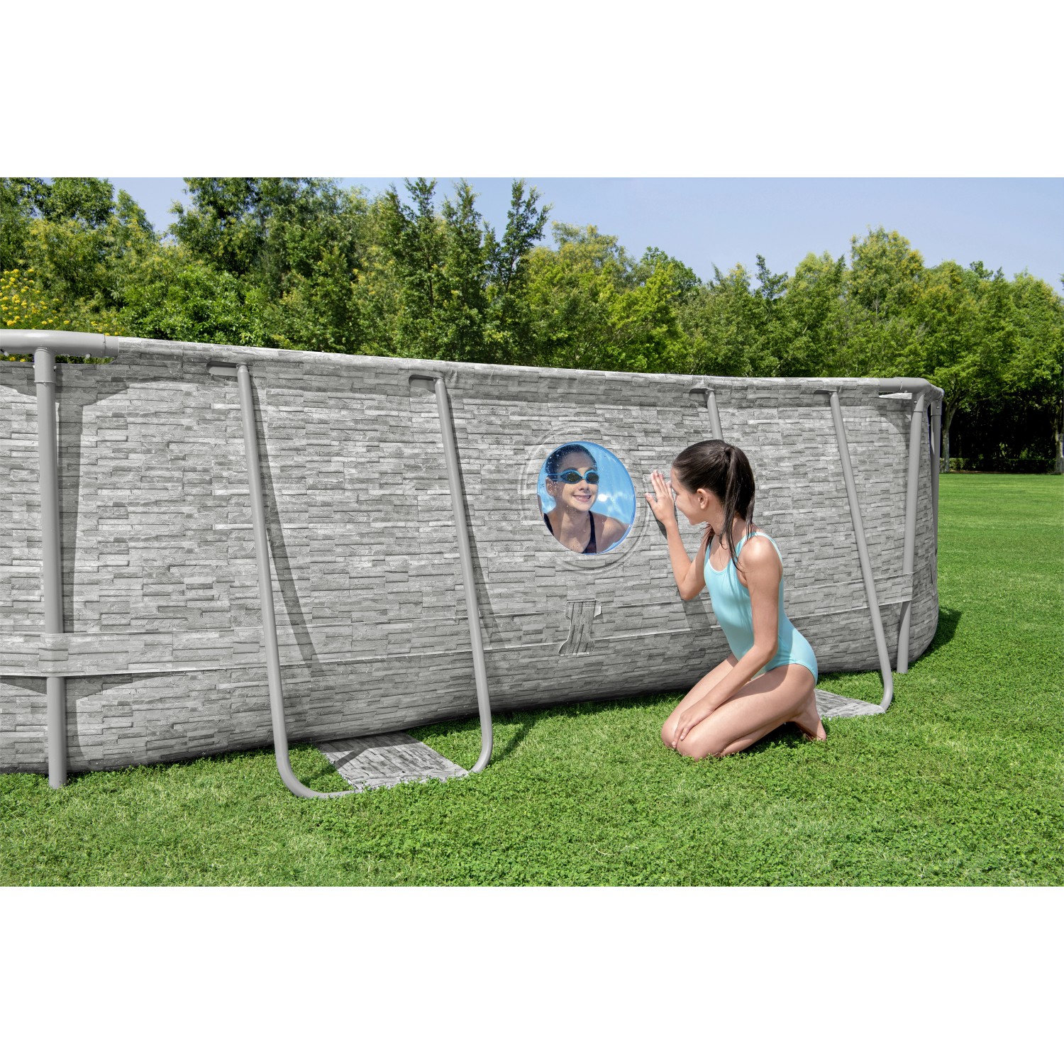 Ovaler Bestway Stahlrahmenpool Swim Vista mit Fenster und zwei Kindern im Garten.