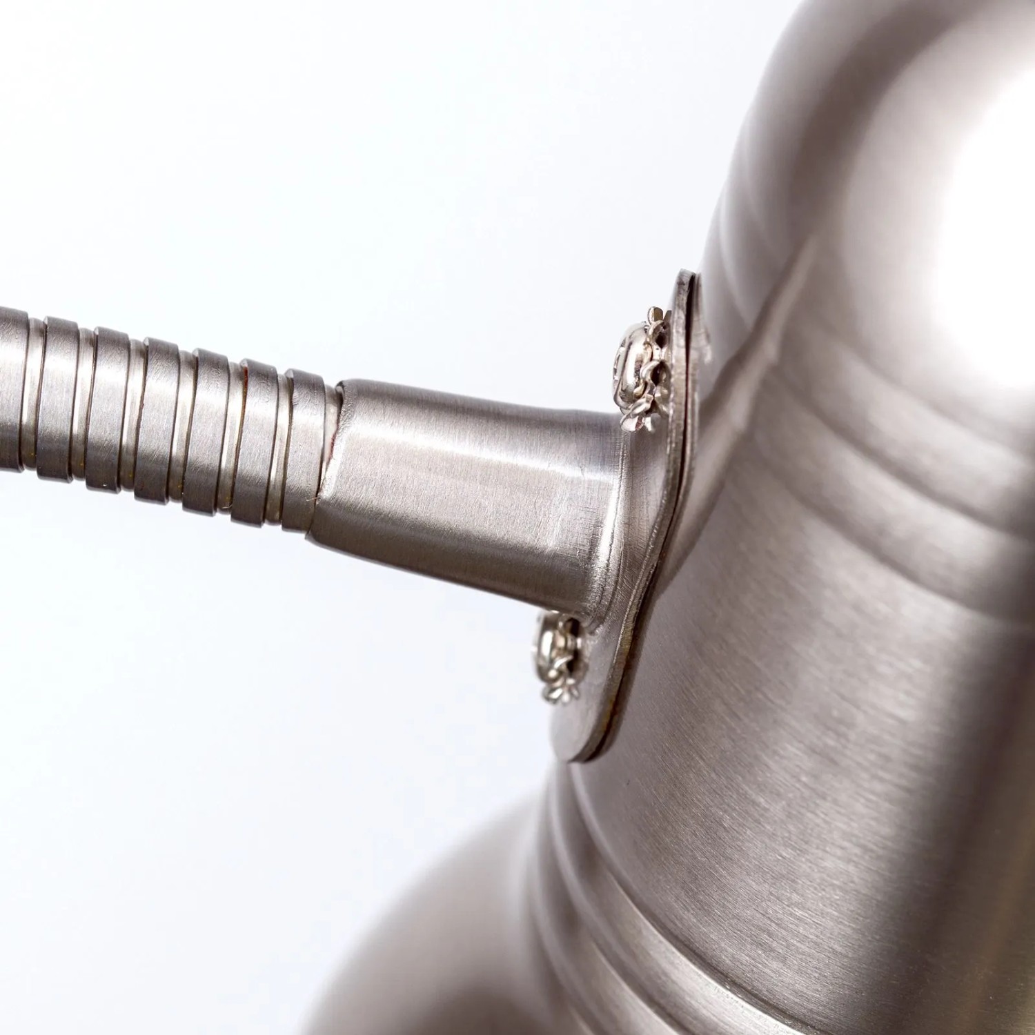 Orion Klemmleuchte Wilhelm: Detail des satinierten Schwanenhalses und Lampenkopfes aus gebürstetem Metall. Innenleuchte.
