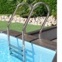Edelstahlleiter führt in den Pool Lanzarote Holzpool mit blauem Wasser.