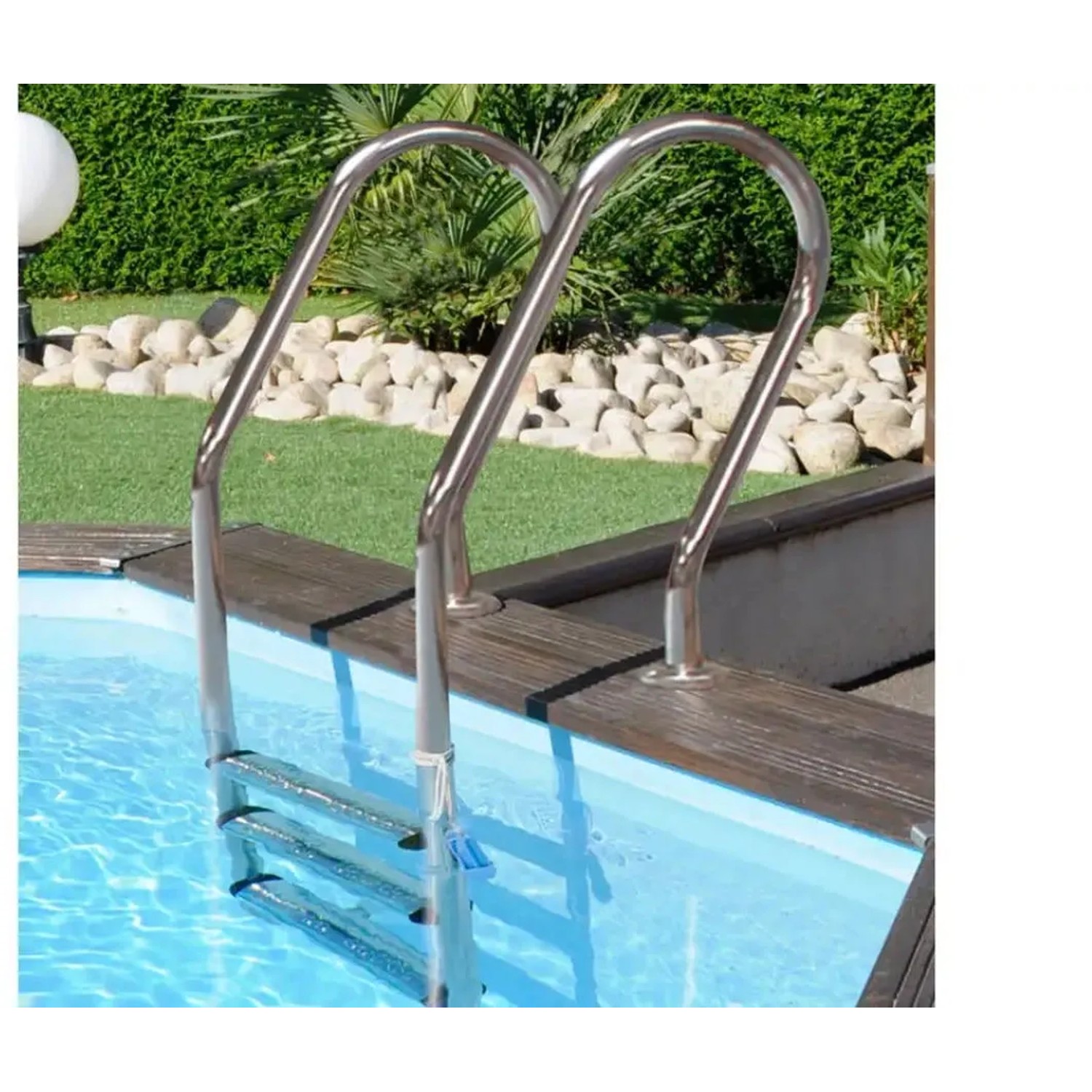 Edelstahlleiter führt in den Pool Lanzarote Holzpool mit blauem Wasser.