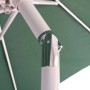 Grüner MCW Sonnenschirm Asti mit neigbarem Gelenk und hellem Mast. Detailansicht des Kippmechanismus für optimale Ausrichtung.