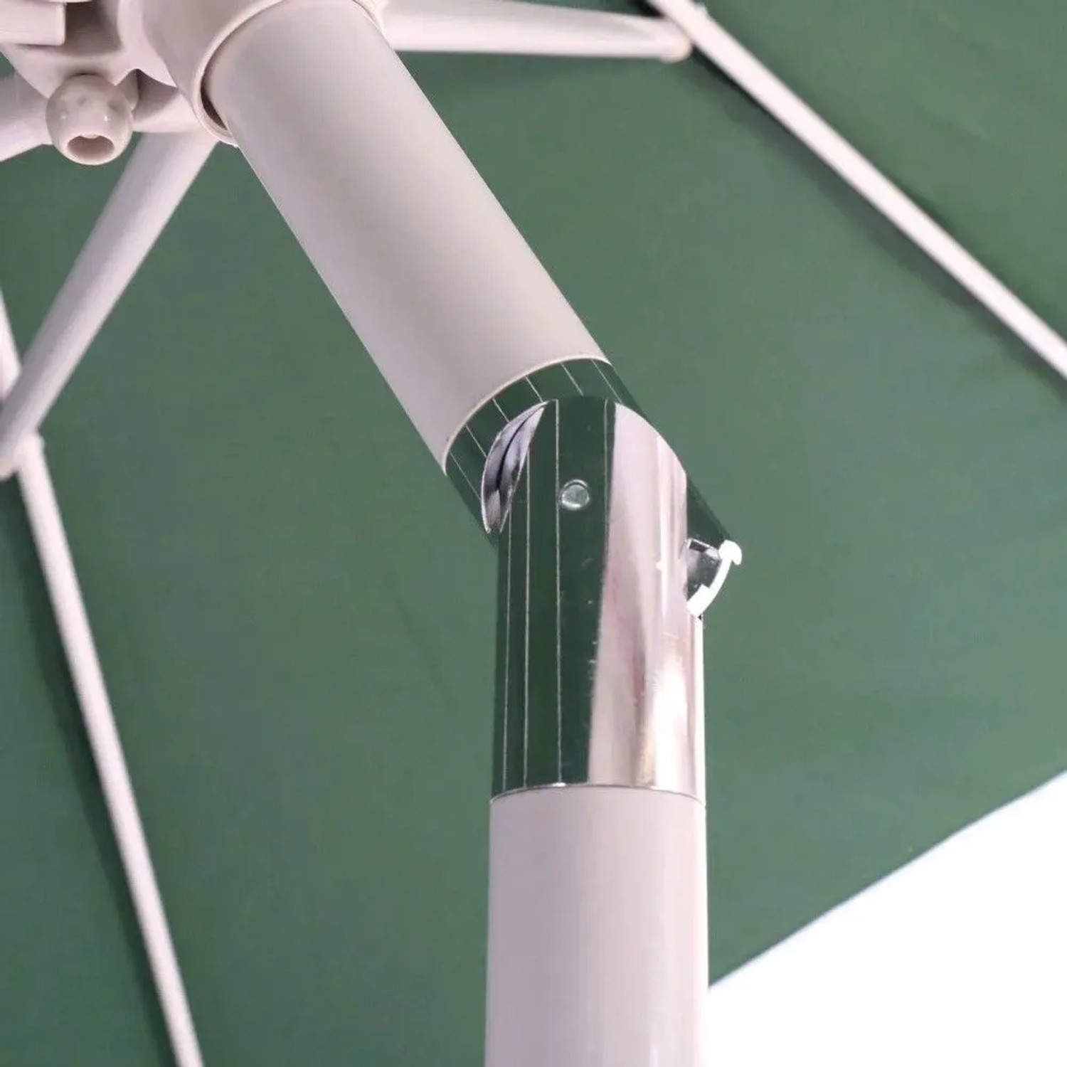 Grüner MCW Sonnenschirm Asti mit neigbarem Gelenk und hellem Mast. Detailansicht des Kippmechanismus für optimale Ausrichtung.