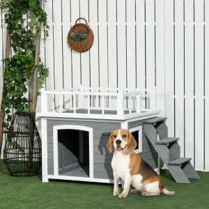 PawHut Hundehütte aus hellgrauem Tannenholz mit Balkon, Treppe, Fenster. Ein Beagle sitzt davor auf grünem Rasen.