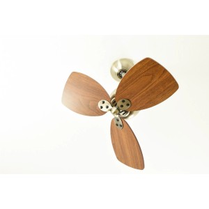 Deckenventilator Toledo in Antik-Zinn-Optik mit drei Nussbaumholz-Flügeln.