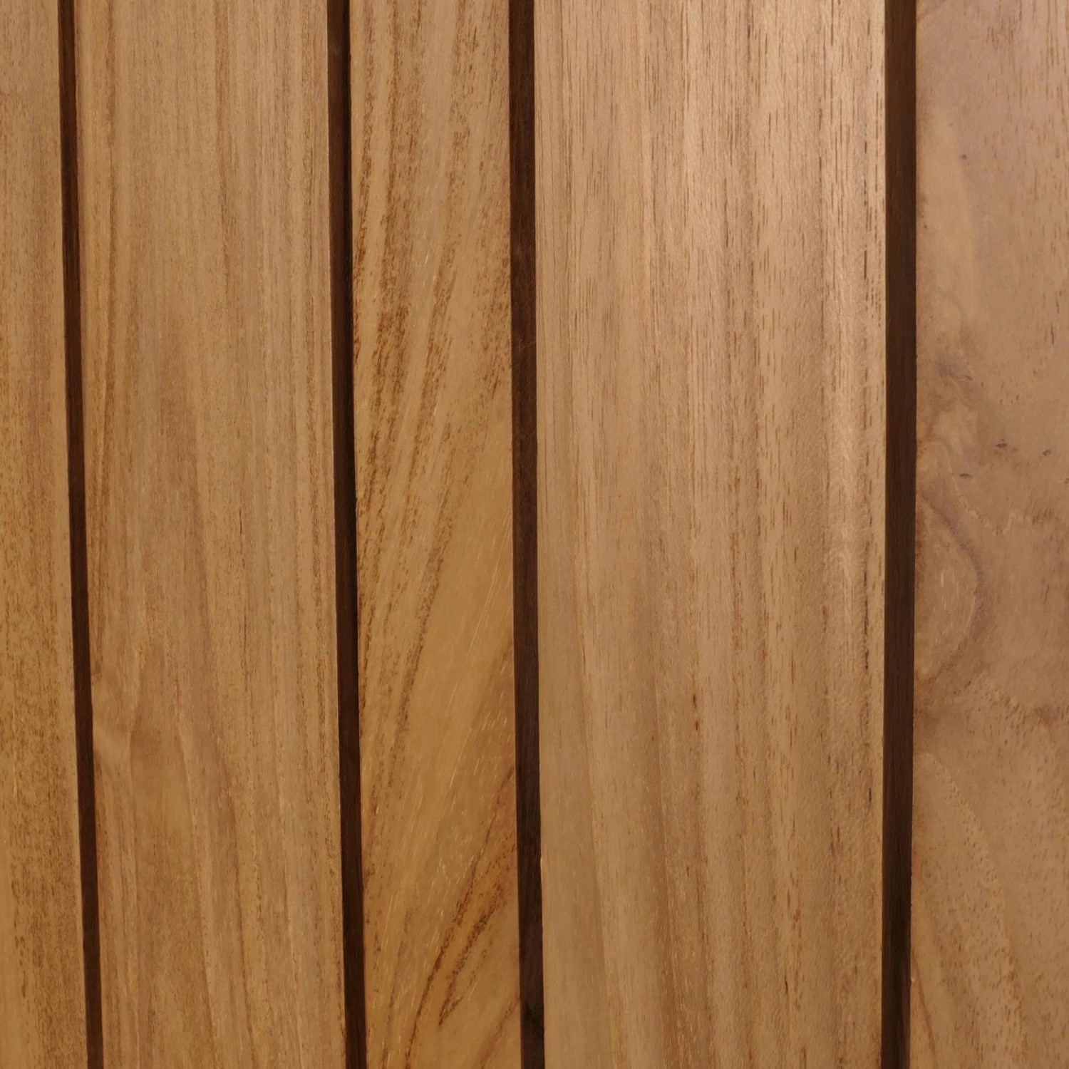 Detailansicht: Teakholz-Oberfläche des MCW Hochschranks, Bad-Einbauschrank mit natürlicher Holzmaserung.