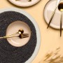 Geflochtenes Relaxdays Tischset, 4er Set, schwarz-creme, aus Seegras mit Gedeck.