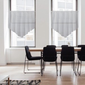 Graue Arsvita Zipfelgardine (140x100 cm) am Fenster mit Stangendurchzug.