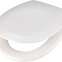 Weißer baliv WC-Sitz Abuna aus Duroplast mit gerundetem Deckel.
