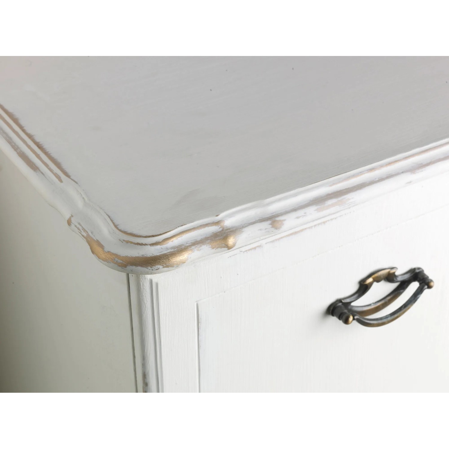 Detailansicht: Weißer Schrank mit goldfarbenem Rust-Oleum Möbellack-Akzent.